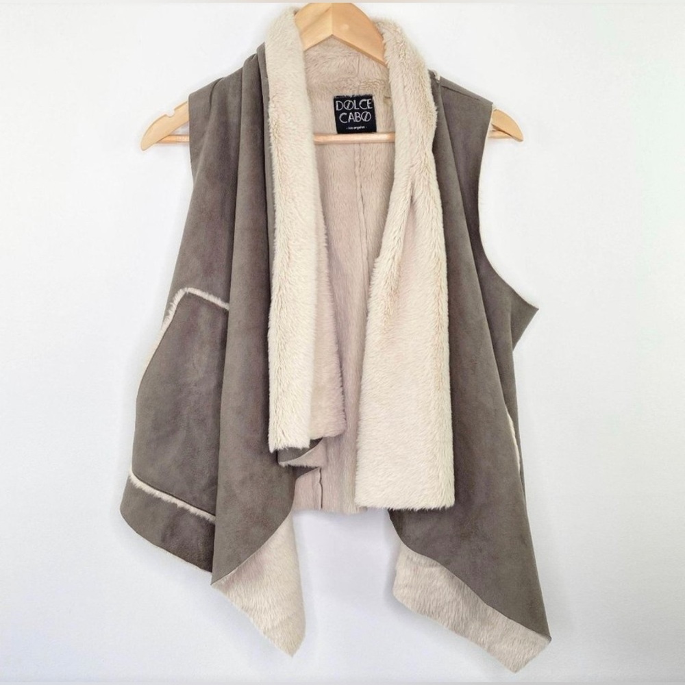 EUC Dolce Cabo Open Front Gray/Tan Tone Cream Faux Fur Suede Vest Medium Pockets
